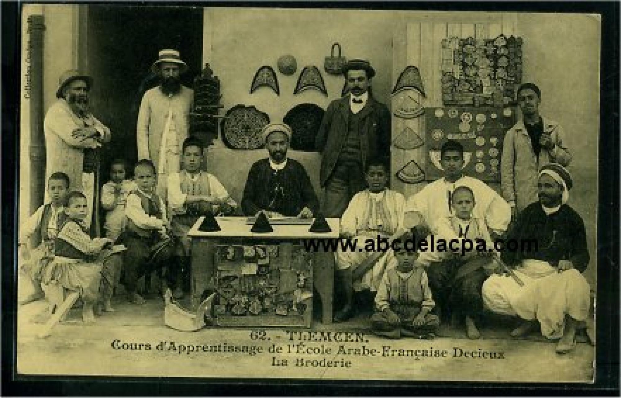 Tlemcen  - cours d'apprentissage de l'école arabe française decieux - la broderie