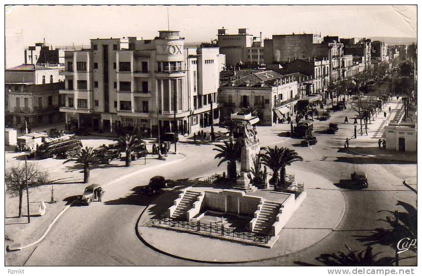 ALGERIE  SIDI BEL ABBES  La Place Georges Clémenceau et le Monument aux Morts ( Cinéma Vox )