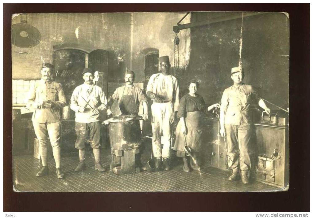 ALGERIE - HUSSEIN-DEY - MILITAIRES EN CUISINE JUIN 1919 - CARTE PHOTO ORIGINALE