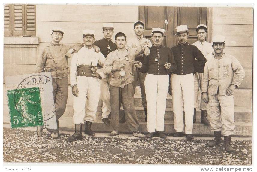 CPA PHOTO HUSSEIN DEY Caserne Groupe de Soldats Militaires du 12° Régiment Artillerie (n° sur Col) Rare