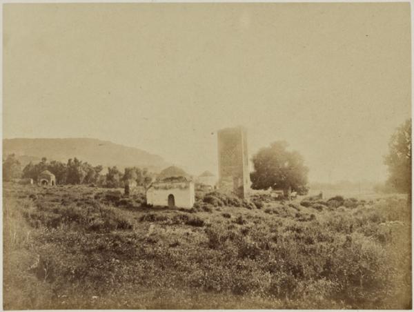 Ruines d'un minaret et de plusieurs tombeaux près le village sacré de Bou Médine (environs de Tlemcen) (Photo rare)